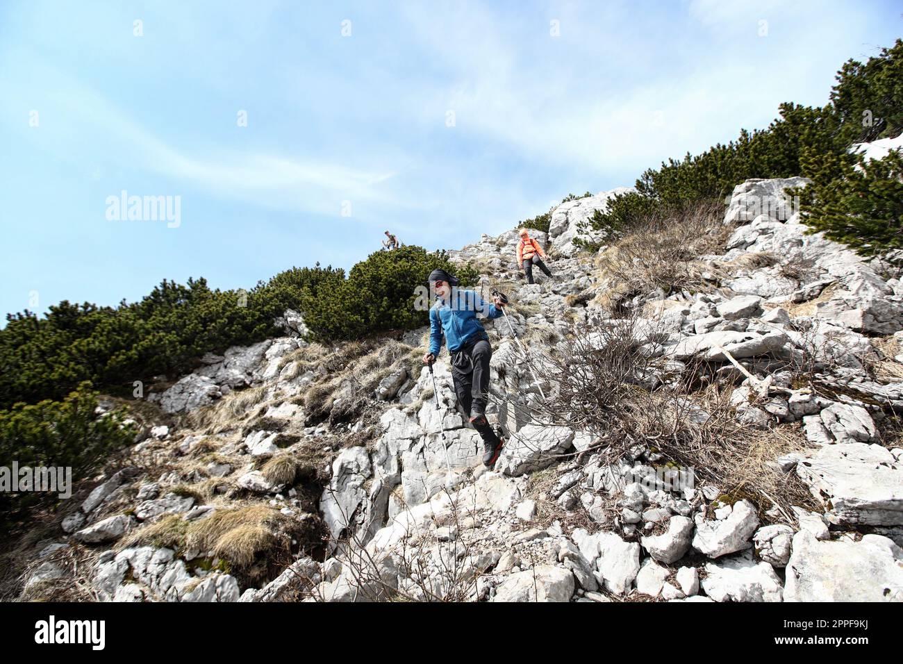 Wandern im Risnjak-Nationalpark in Gorski Kotar, Kroatien am 24. April 2023. Mt. Risnjak ist ein Berg im nördlichen Teil Kroatiens in der Provinz Gorski kotar, der wegen seiner unberührten Natur und hundert Jahre alten Bergforsten auch als „das große grüne Herz Kroatiens“ bezeichnet wird. Risnjak ist Teil des Dinarischen Gebirgssystems, das Alpen und Dinariden verbindet, und seine besondere Lage führt zu seiner heterogischen Flora und Fauna. Der Name des Berges stammt aus dem kroatischen Begriff „RIS“, was Luchs bedeutet, ein berühmtes Raubtier, das im 19. Jahrhundert aus diesem Gebiet ausgelöscht wurde. Foto: Boris Scitar/PIXSELL Stockfoto