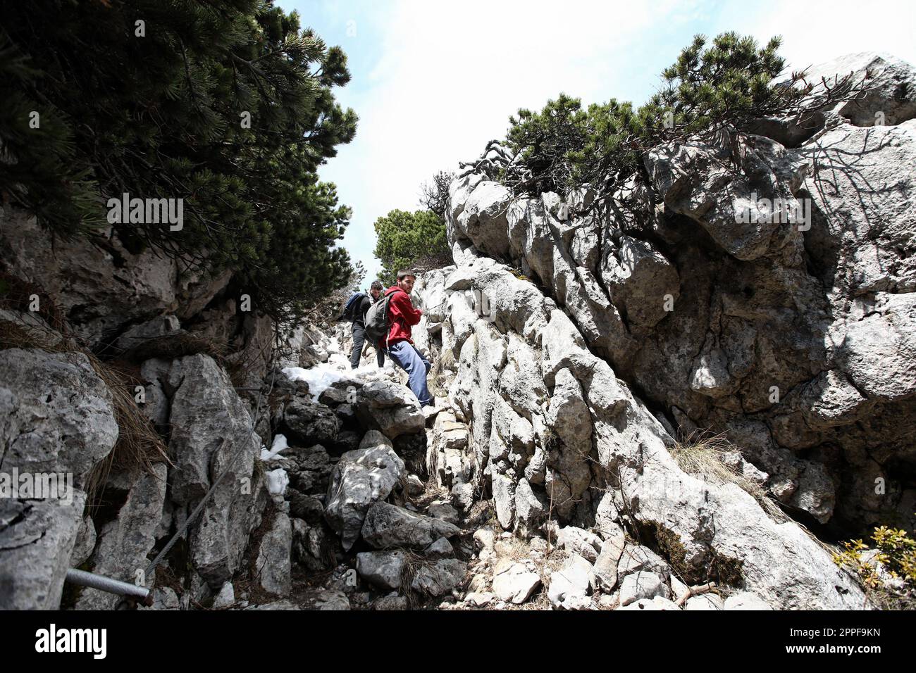 Wandern im Risnjak-Nationalpark in Gorski Kotar, Kroatien am 24. April 2023. Mt. Risnjak ist ein Berg im nördlichen Teil Kroatiens in der Provinz Gorski kotar, der wegen seiner unberührten Natur und hundert Jahre alten Bergforsten auch als „das große grüne Herz Kroatiens“ bezeichnet wird. Risnjak ist Teil des Dinarischen Gebirgssystems, das Alpen und Dinariden verbindet, und seine besondere Lage führt zu seiner heterogischen Flora und Fauna. Der Name des Berges stammt aus dem kroatischen Begriff „RIS“, was Luchs bedeutet, ein berühmtes Raubtier, das im 19. Jahrhundert aus diesem Gebiet ausgelöscht wurde. Foto: Boris Scitar/PIXSELL Stockfoto