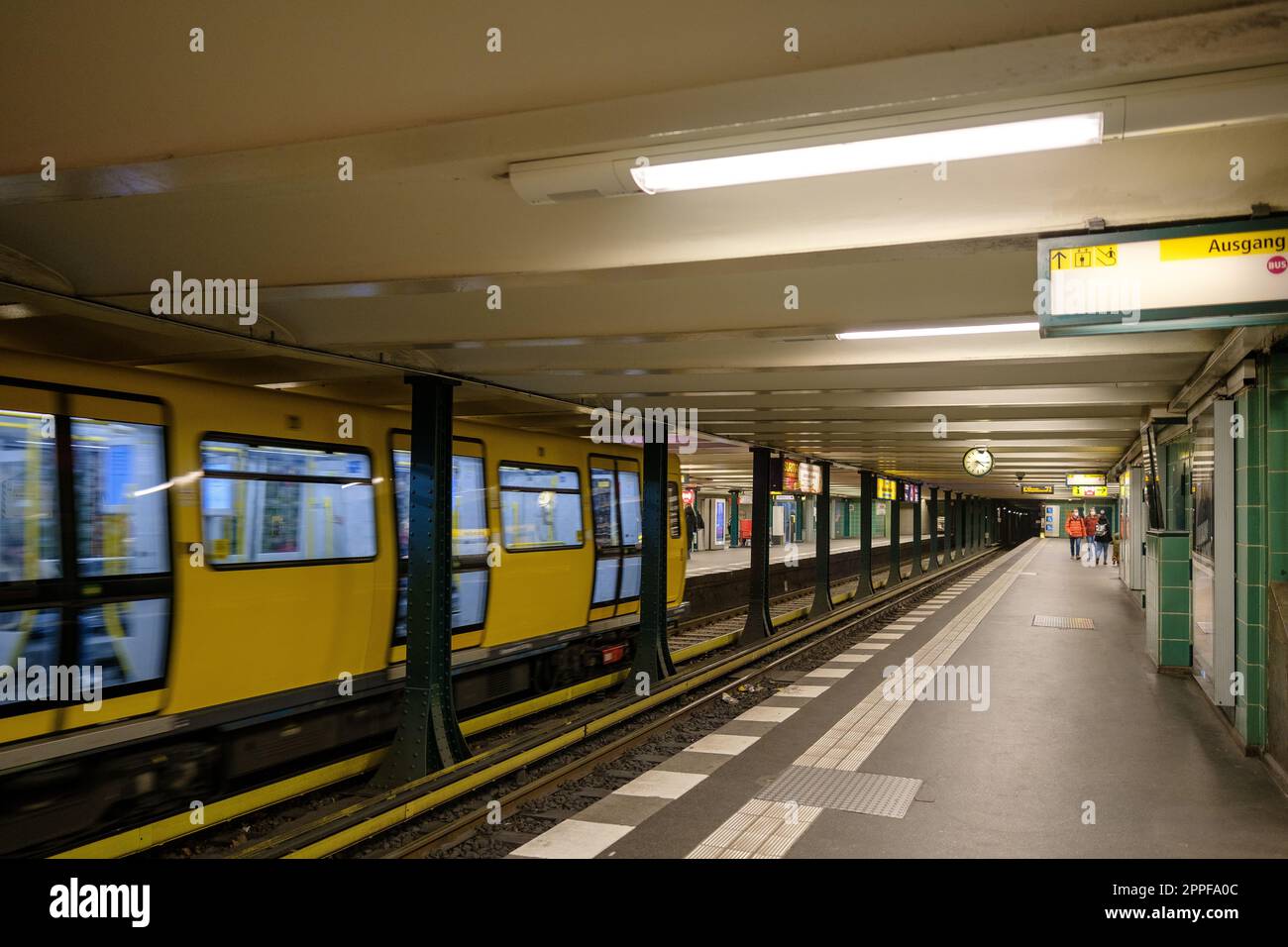 Berlin - 18. April 2023 : Blick auf den U-Bahn-Bahnhof Wittenbergplatz in Berlin Stockfoto