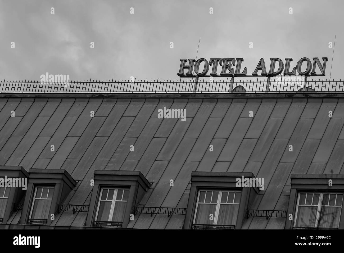 Berlin, Deutschland - 18. April 2023 : Blick auf das berühmte Adlon Hotel in Berlin, Deutschland, in Schwarz und Weiß Stockfoto