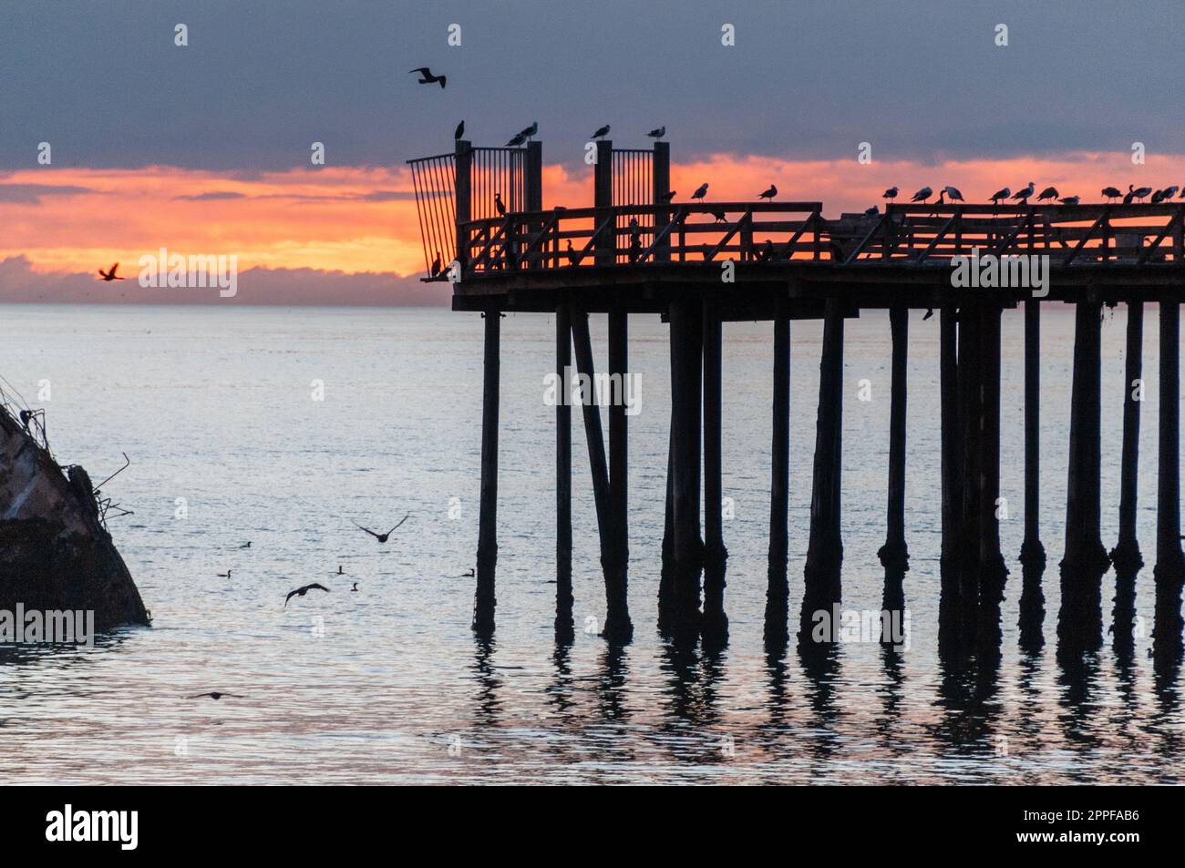 Silhoutte der SS Palo Alto, ein altes Schiffswrack aus dem Zweiten Weltkrieg, um den Sonnenuntergang vor der Küste von Aptos, Kalifornien, in der Nähe des seacliff Strandes. Stockfoto