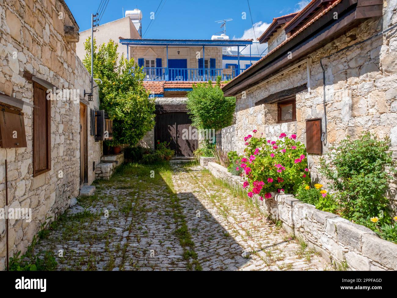 Authentische Kopfsteinpflasterstraße, Dorf Lania, Stadtteil Limassol, Zypern Stockfoto