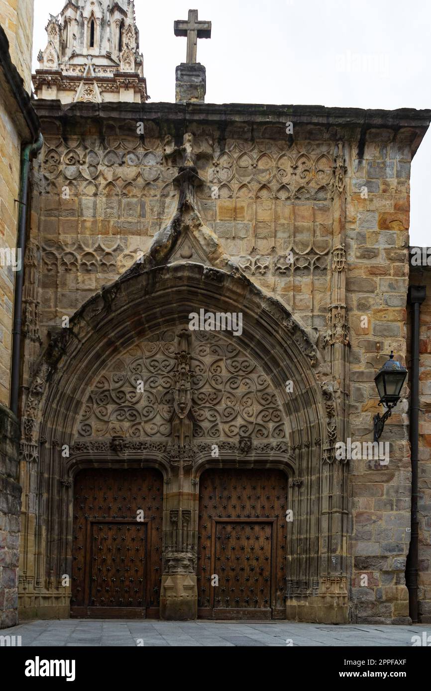 Fassade und Tore, alte Holztüren Kathedrale von Santiago, Bilbao, Spanien. Catedral de Santiago de Bilbao Stockfoto