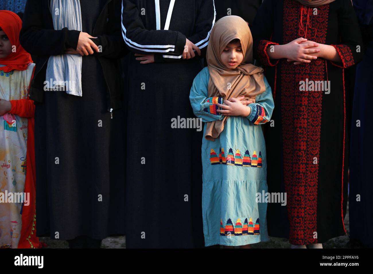 Die Palästinenser beten Eid al-Fitr. Eid al-Fitr, der das Ende des heiligen Monats Ramadan markiert, wird von allen Muslimen auf der ganzen Welt gefeiert. Gaza-Stadt. Palästina. Stockfoto