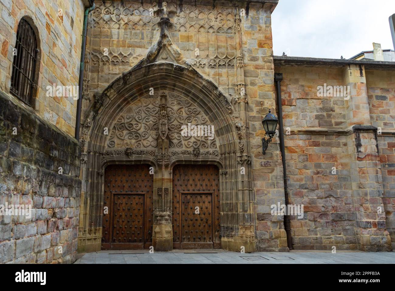 Fassade und Tore, alte Holztüren Kathedrale von Santiago, Bilbao, Spanien. Catedral de Santiago de Bilbao Stockfoto