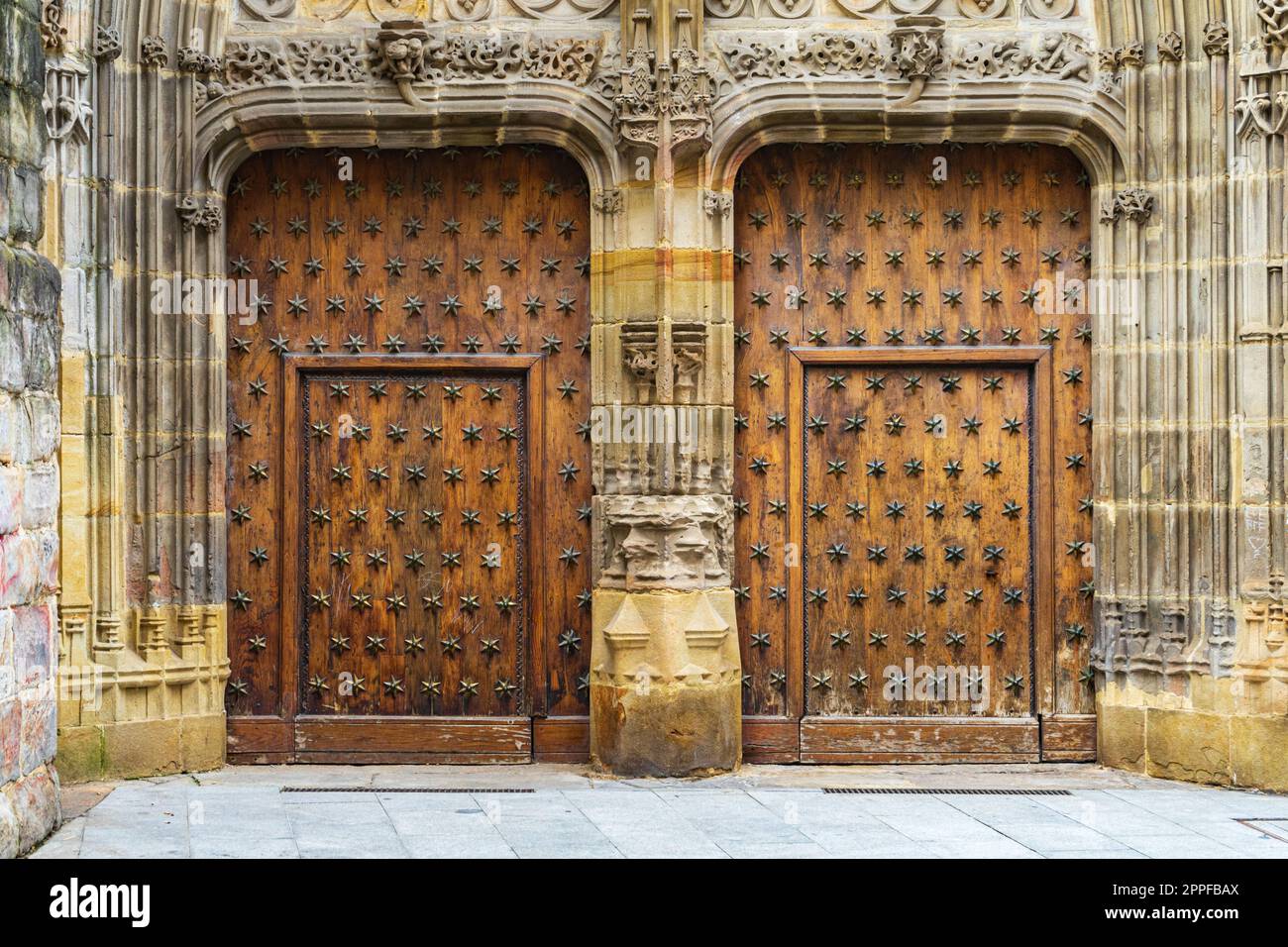 Alte Holztüren Kathedrale von Santiago, Bilbao, Spanien Stockfoto