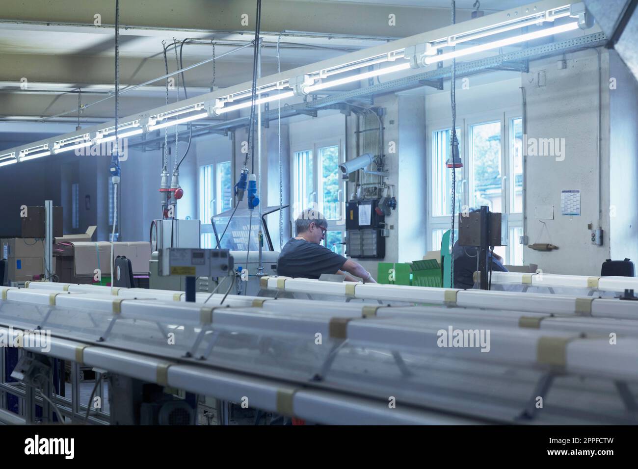 Reife Frau, die in der Stahlwollreiniger-Industrie, Lahr, Baden-Württemberg, Deutschland, arbeitet Stockfoto