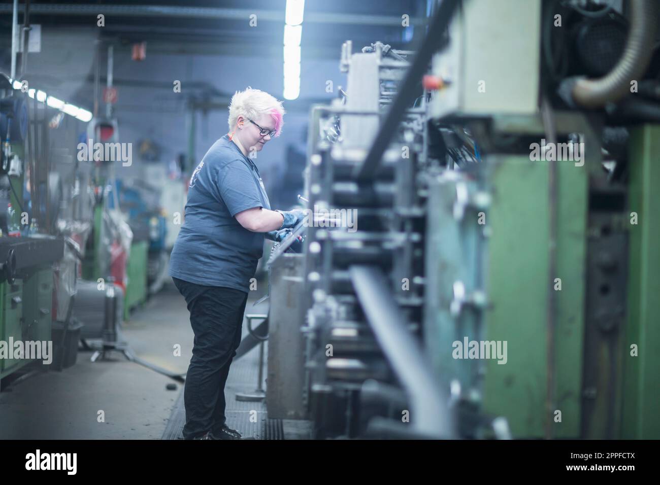 Frau, die in der Stahlwollreiniger-Industrie, Lahr, Baden-Württemberg, Deutschland, tätig ist Stockfoto
