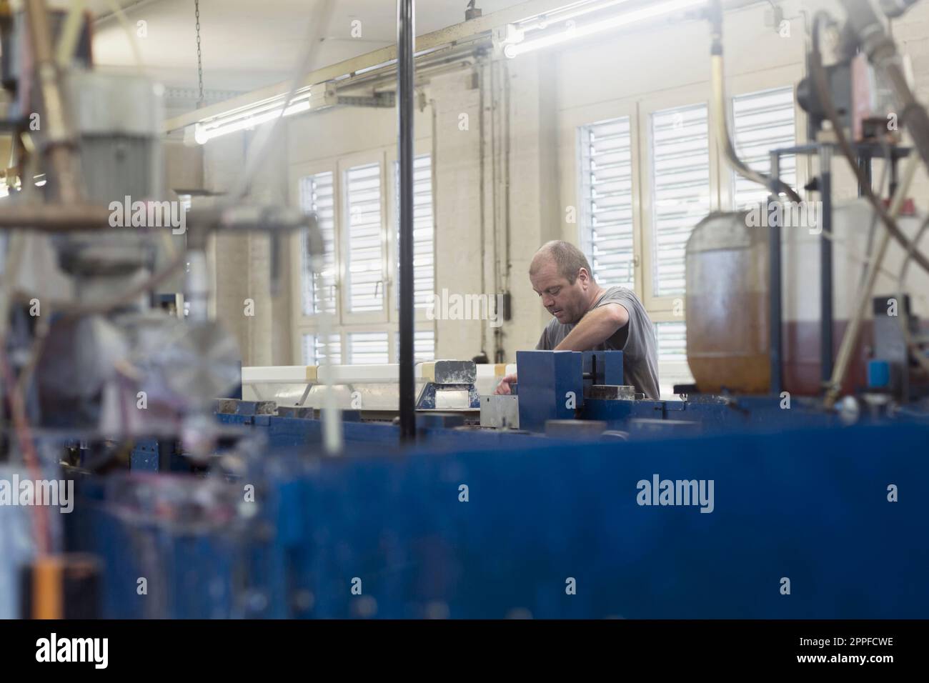 Reifer Mann, der in der Stahlwollreiniger-Industrie, Lahr, Baden-Württemberg, Deutschland, tätig ist Stockfoto