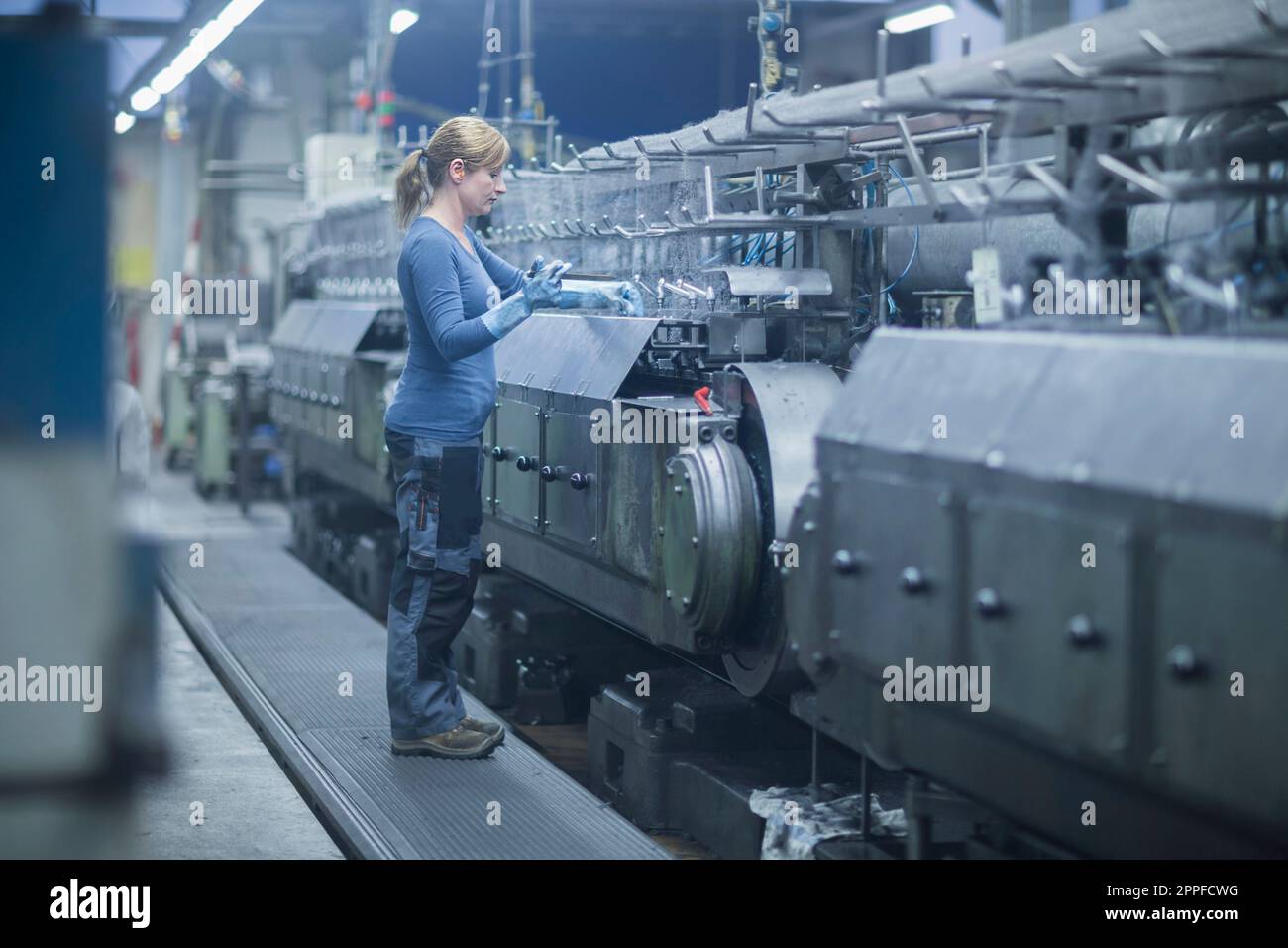 Reife Frau, die in der Stahlwollreiniger-Industrie, Lahr, Baden-Württemberg, Deutschland, arbeitet Stockfoto