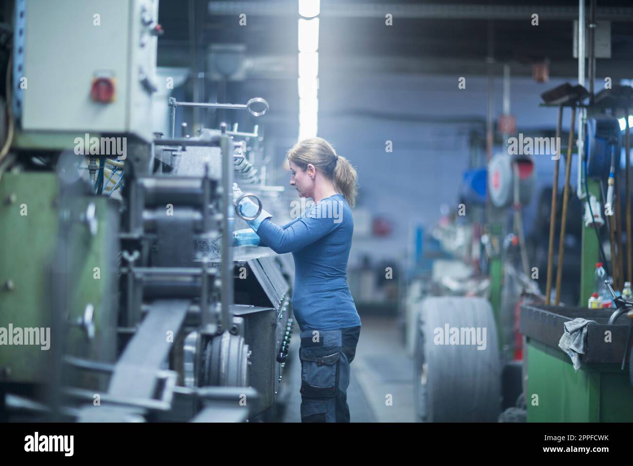Reife Frau, die in der Stahlwollreiniger-Industrie, Lahr, Baden-Württemberg, Deutschland, arbeitet Stockfoto