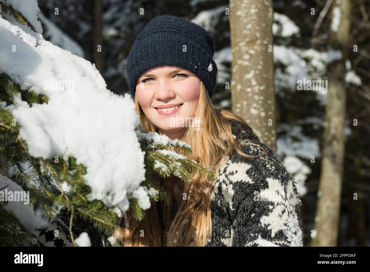 Nahaufnahme eines glücklichen Teenagers im Winter, Bayern Stockfoto