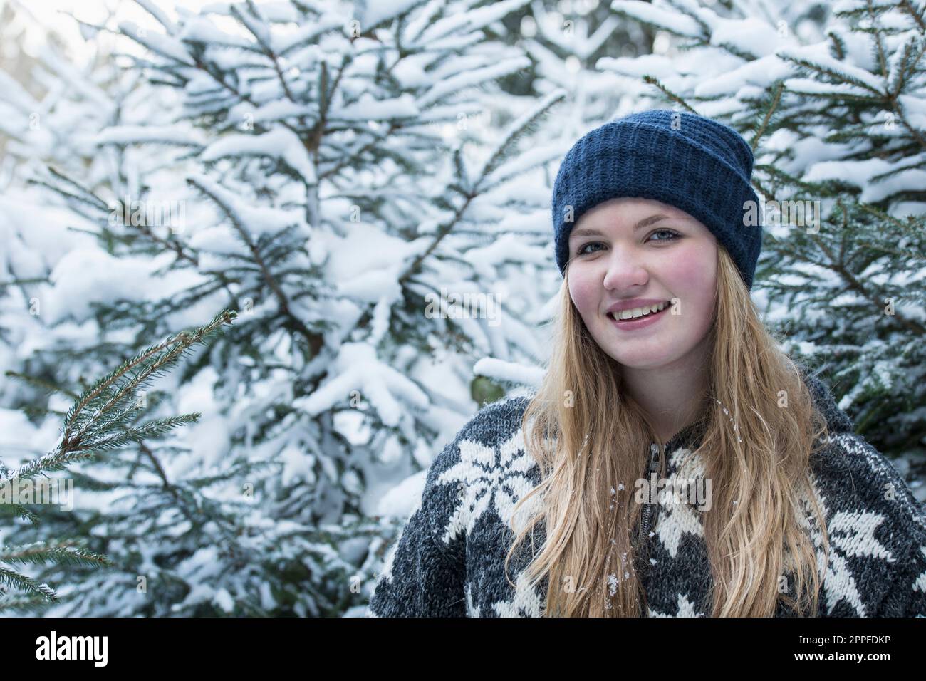 Porträt eines glücklichen Teenagers im Winter, Bayern Stockfoto