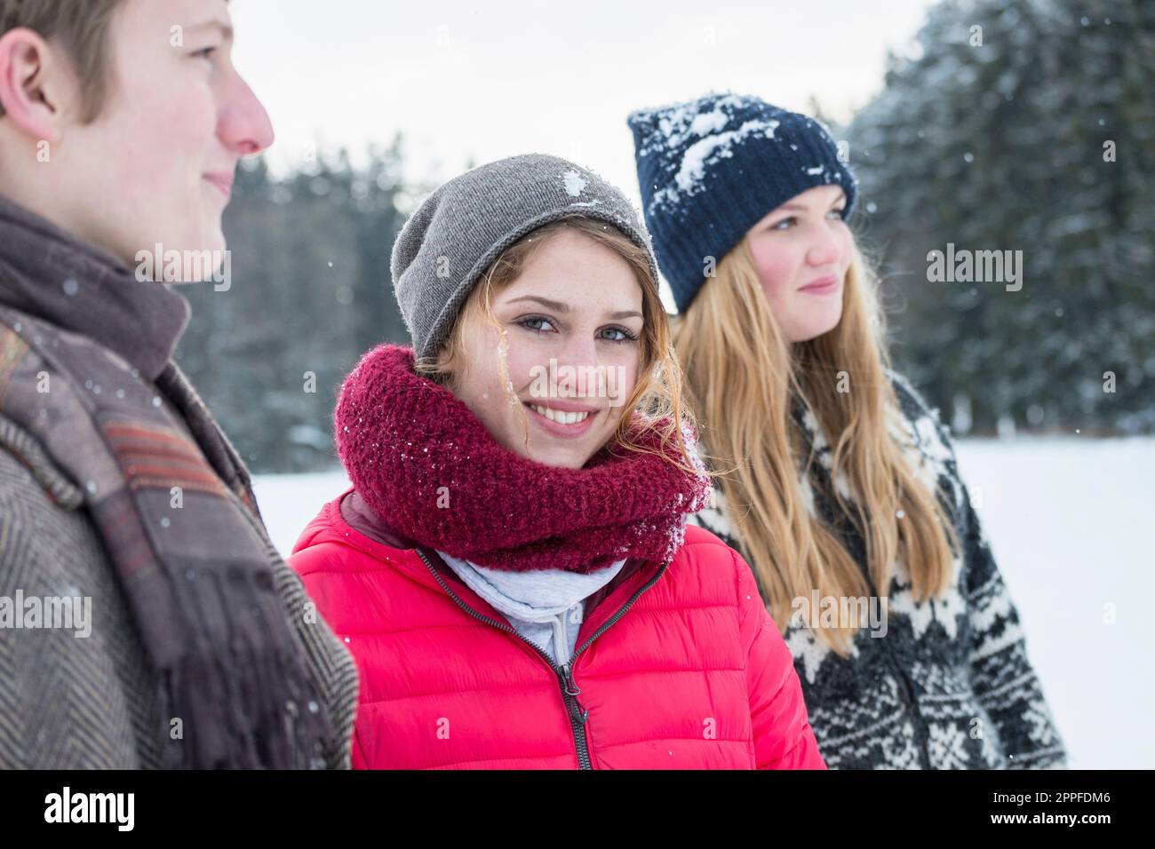 Freunde stehen im Winter in verschneiter Landschaft, Bayern, Deutschland Stockfoto