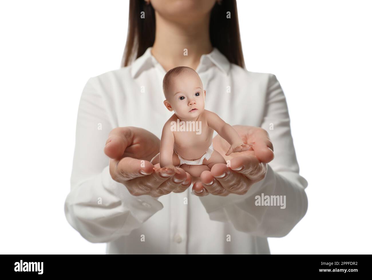 Leihmutterschaftskonzept. Eine Frau, die ein süßes kleines Baby auf weißem Hintergrund hält, Nahaufnahme Stockfoto