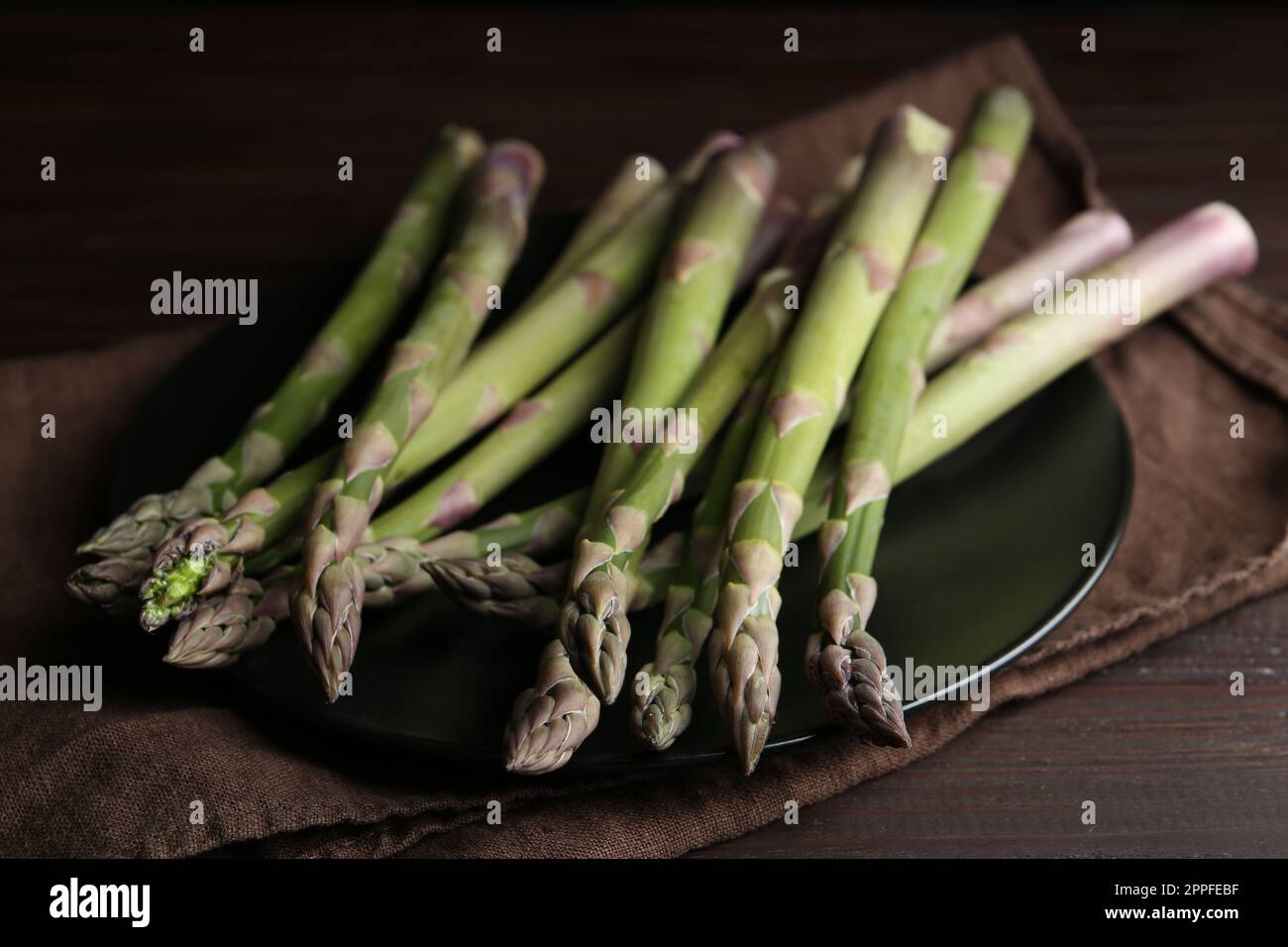 Frischer roher Spargel auf Holztisch, Nahaufnahme Stockfoto