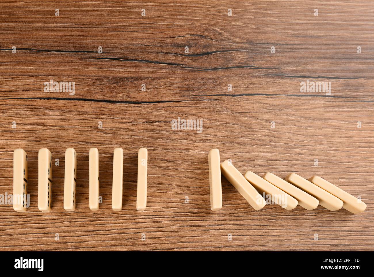Weiße Domino-Fliesen auf Holzhintergrund, flach verlegt. Platz für Text Stockfoto