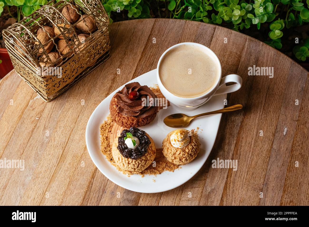 Profiteroles und Kaffee in einer Tasse Stockfoto