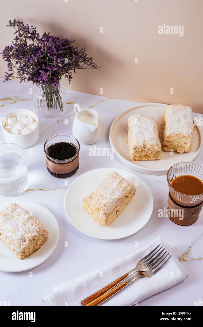 Hausgemachter Kuchen aus mehreren Schichten und Creme Stockfoto