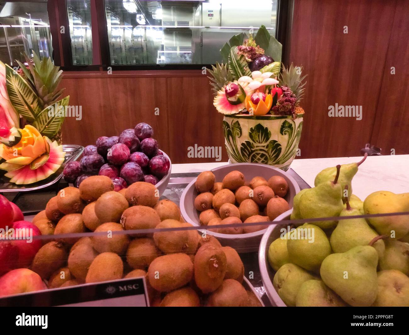 Obstbuffet an Bord eines neuen Kreuzfahrtschiffs oder eines neuen Flagschiffs von MSC Seashore Stockfoto