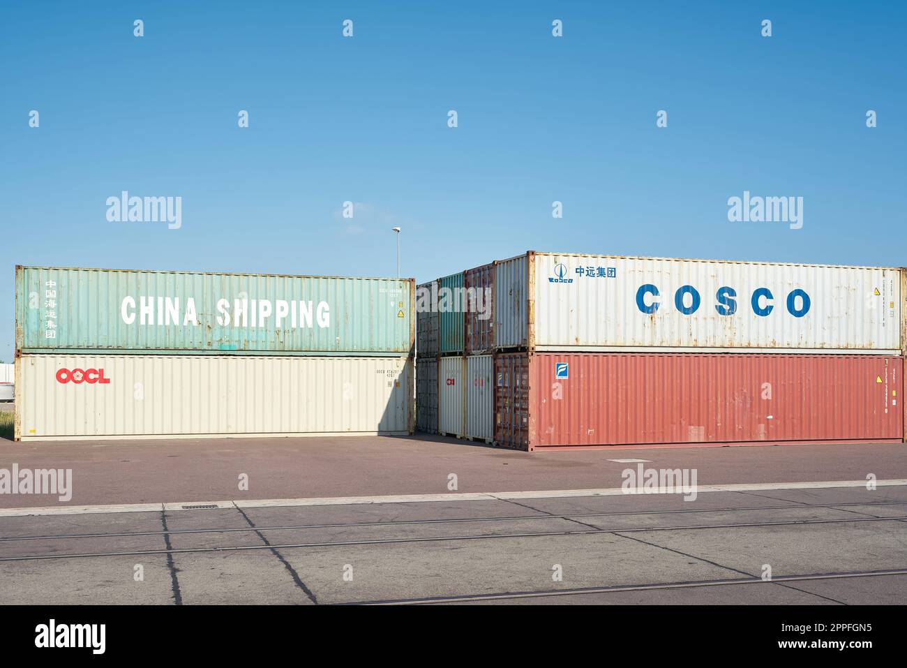 Container aus der ganzen Welt für den Import und Export bereit für den Weitertransport im Hafen von Magdeburg Stockfoto