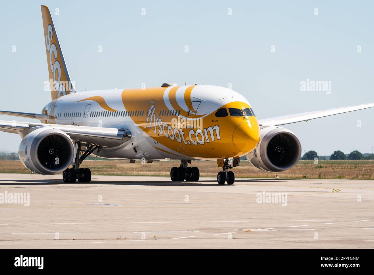 BERLIN, DEUTSCHLAND - 23. JUNI 2022: Großraumflugzeug Boeing 787-8 Dreamliner der Scoot Airline. Stockfoto