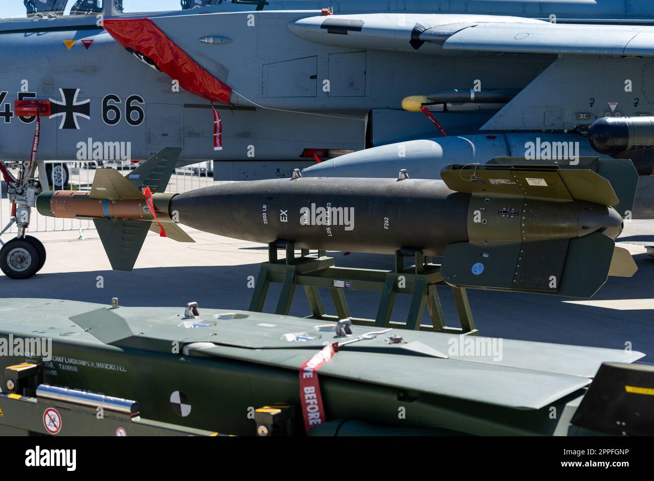 BERLIN, DEUTSCHLAND - 23. JUNI 2022: Lasergesteuerte Bomben GBU-24 Paveway III. Ausstellung ILA Berlin Air Show 2022 Stockfoto