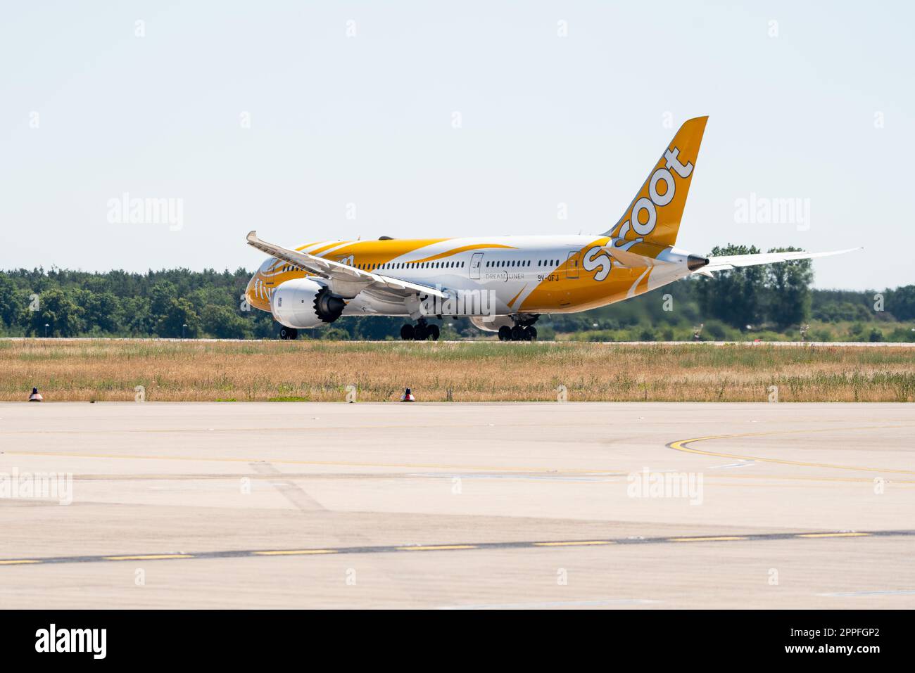 BERLIN, DEUTSCHLAND - 23. JUNI 2022: Großraumflugzeug Boeing 787-8 Dreamliner der Scoot Airline. Stockfoto