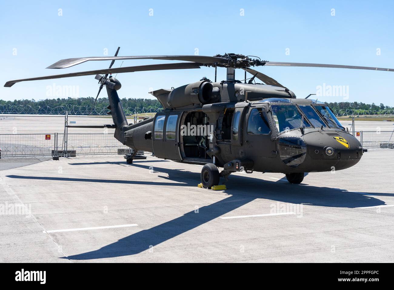 BERLIN, DEUTSCHLAND - 23. JUNI 2022: Der zweimotorige, mittelschwere Militärhubschrauber Sikorsky UH-60 Black Hawk. Ausstellung ILA Berlin Air Show 2022 Stockfoto
