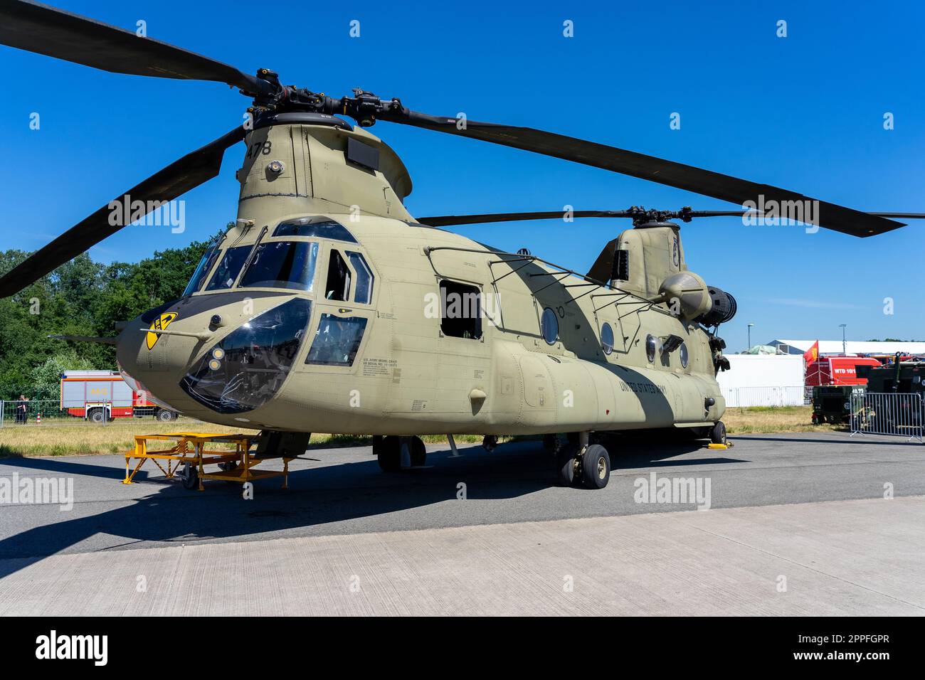 BERLIN, DEUTSCHLAND - 23. JUNI 2022: Transporthubschrauber Boeing CH-47 Chinook. US-Armee. Ausstellung ILA Berlin Air Show 2022 Stockfoto