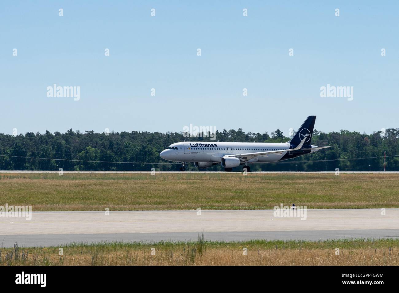 BERLIN, DEUTSCHLAND - 23. JUNI 2022: Schmalkörper-Düsenflugzeug Airbus A320-200 der Lufthansa. Stockfoto