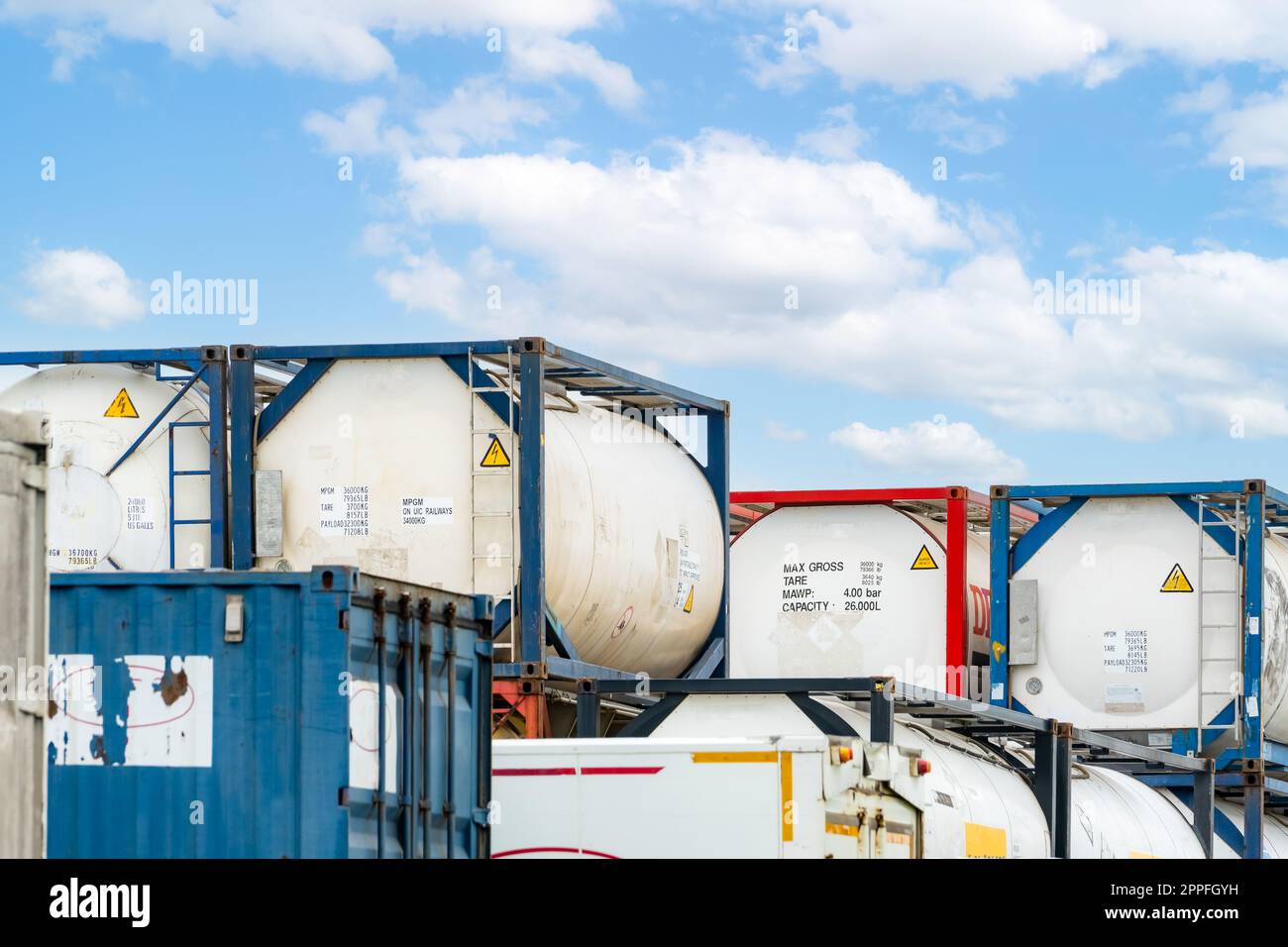 Chemikalienbehälter. ISO-Tankbehälter für Chemikalienzufuhr. Transport von flüssigen Massengütern. Chemieunternehmen. Containerfrachtbereich. Globales Logistikgeschäft. Chemikalienbehälter für LKW-Transport. Stockfoto