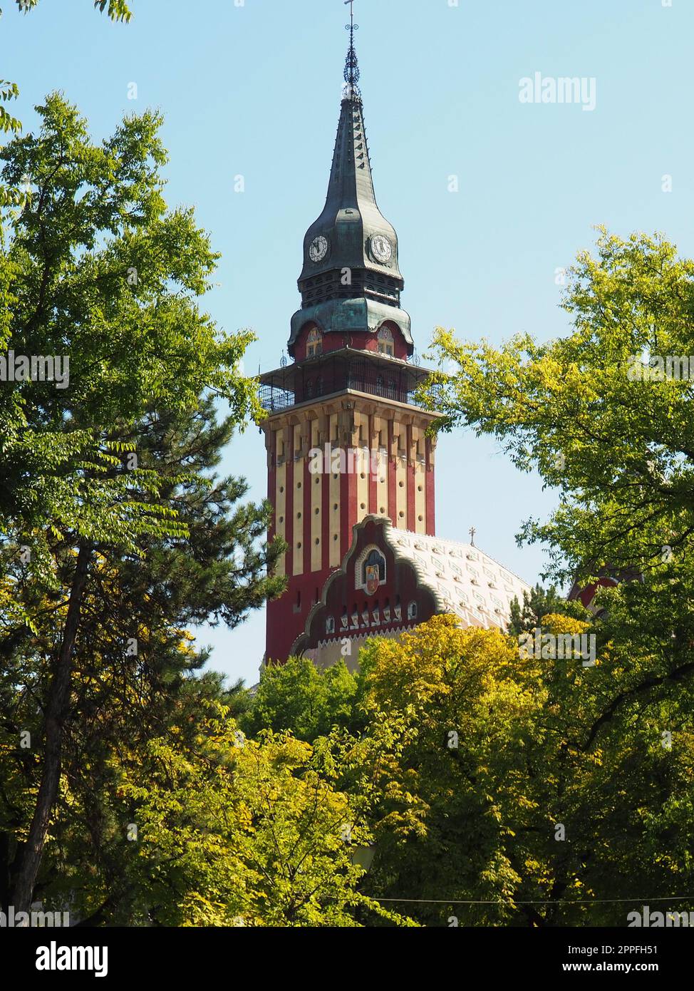 Subotica, Serbien, 12. September 2021 Rathaus von Subotica szabadka im ungarischen Jugendstil, Vojvodina, das ehemalige Territorium Österreich-Ungarn. An einem Sommertag besuchen die Leute Touristenattraktionen Stockfoto