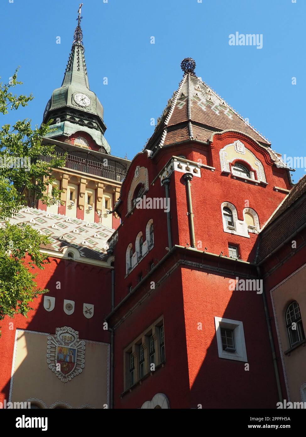 Subotica, Serbien, 12. September 2021 Rathaus von Subotica szabadka im ungarischen Jugendstil, Vojvodina, das ehemalige Territorium Österreich-Ungarn. An einem Sommertag besuchen die Leute Touristenattraktionen Stockfoto