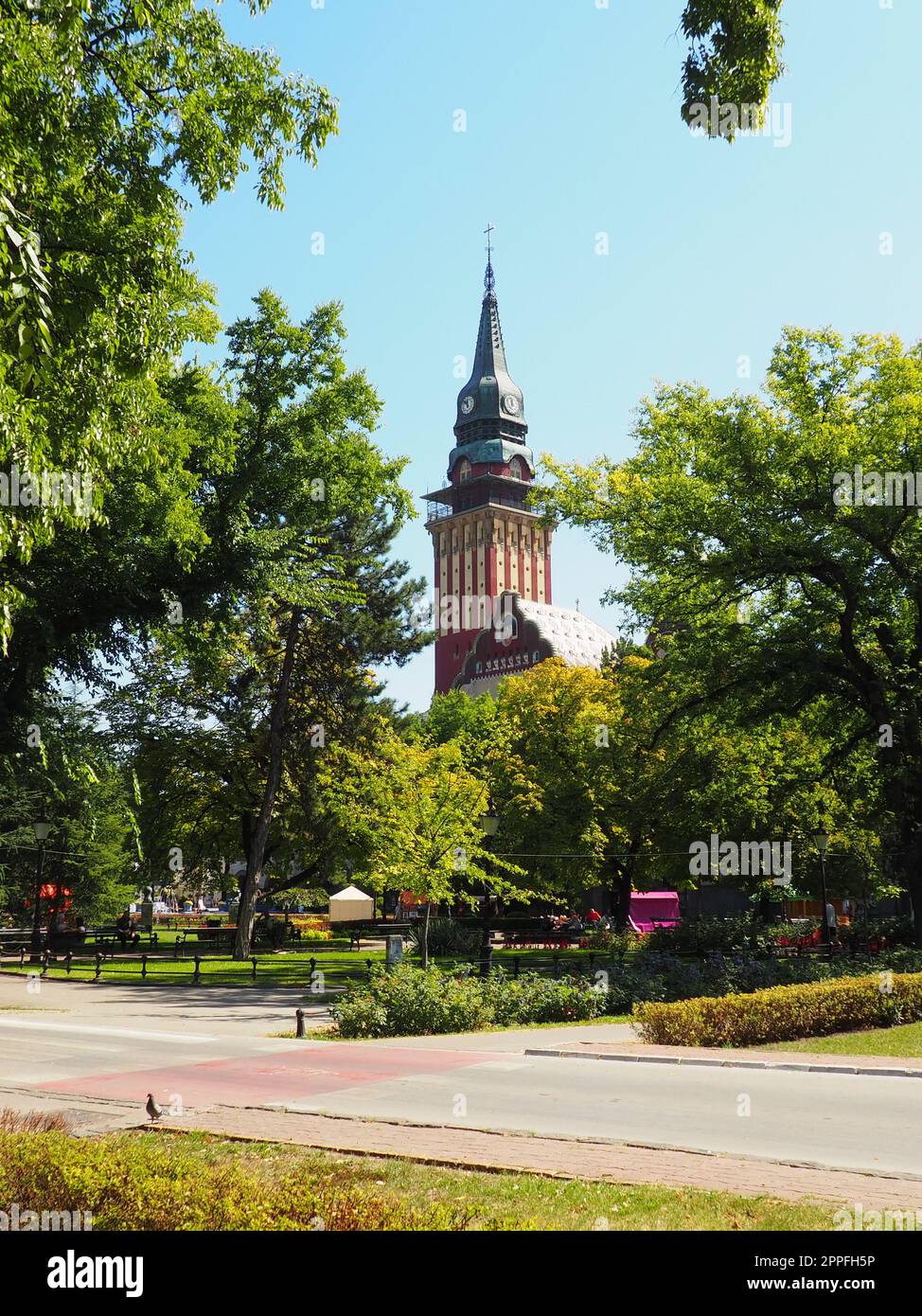 Subotica, Serbien, 12. September 2021 Rathaus von Subotica szabadka im ungarischen Jugendstil, Vojvodina, das ehemalige Territorium Österreich-Ungarn. An einem Sommertag besuchen die Leute Touristenattraktionen Stockfoto