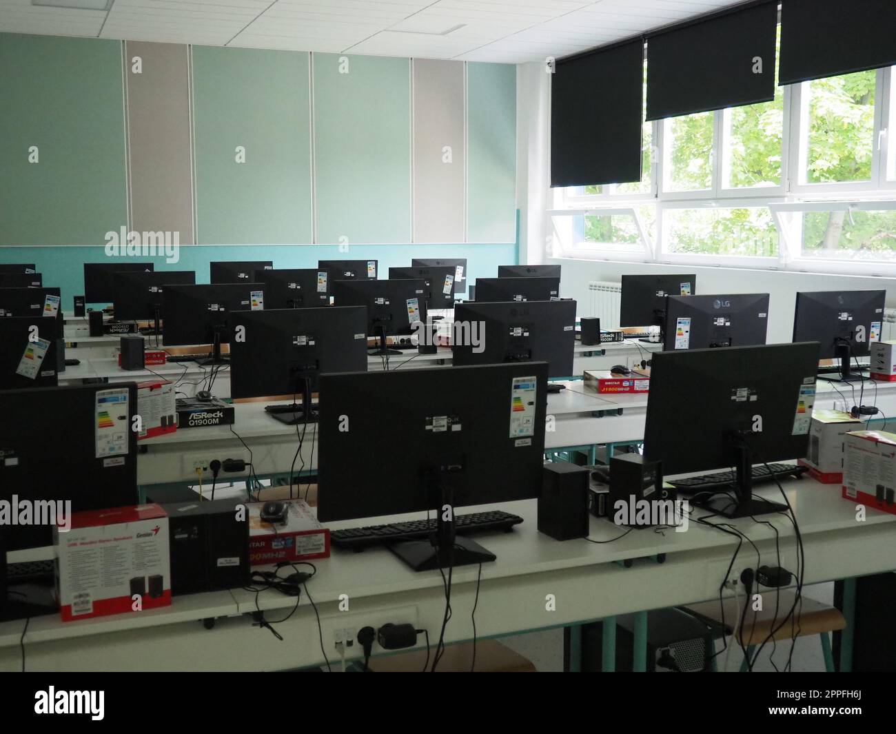 Sremska Mitrovica, Serbien, 15. Mai 2021 Computergruppe, die ordentlich in einem Computerlabor aufgestellt wurde. Computer, Monitore, Kabel im modernen Klassenzimmer der neuen Schule. Schreibtische für Schüler und Studenten Stockfoto