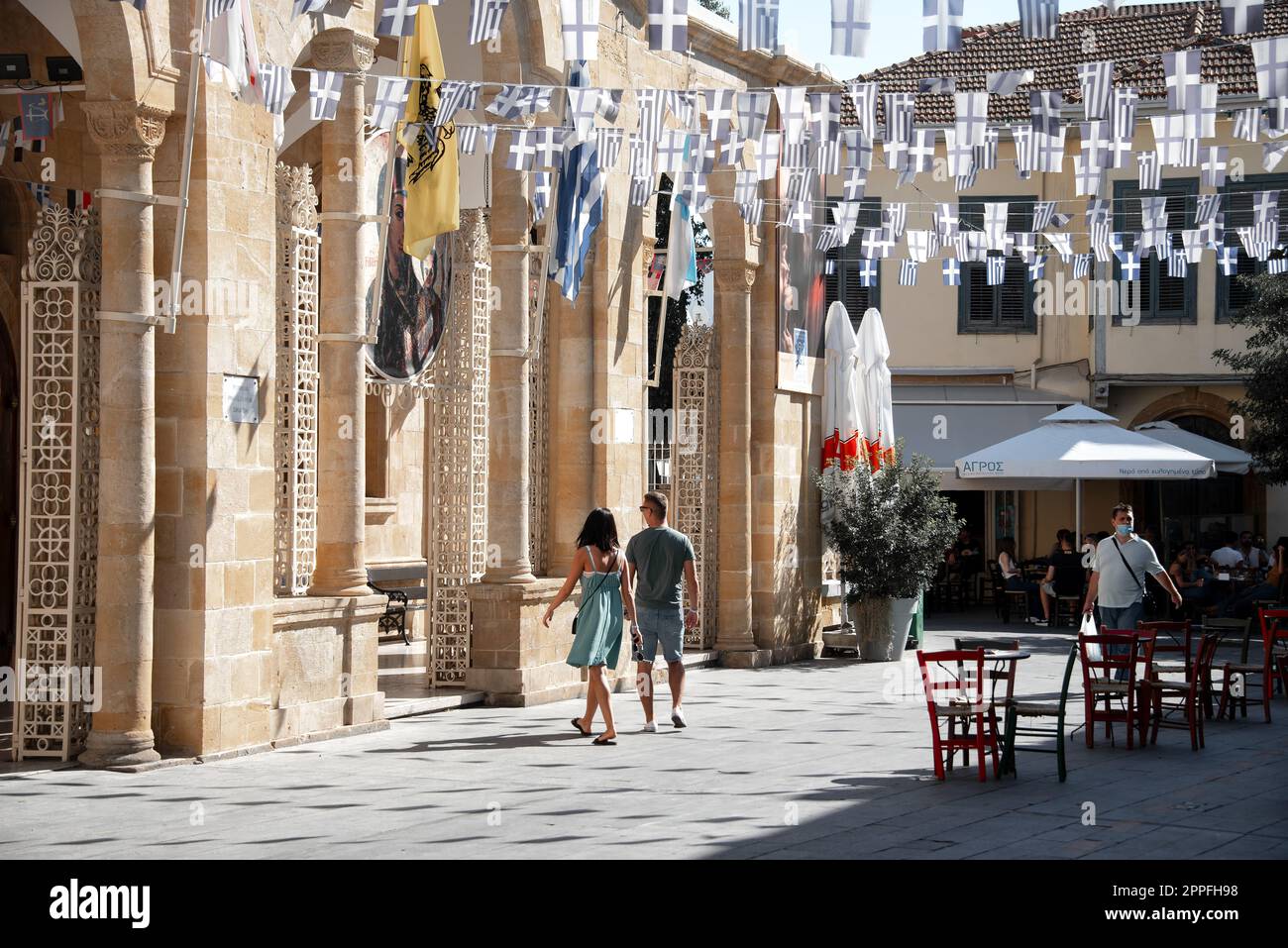 Nikosia, Zypern - 09. August 2021: Menschen auf dem Faneromeni-Platz vor der Faneromeni-Kirche Stockfoto