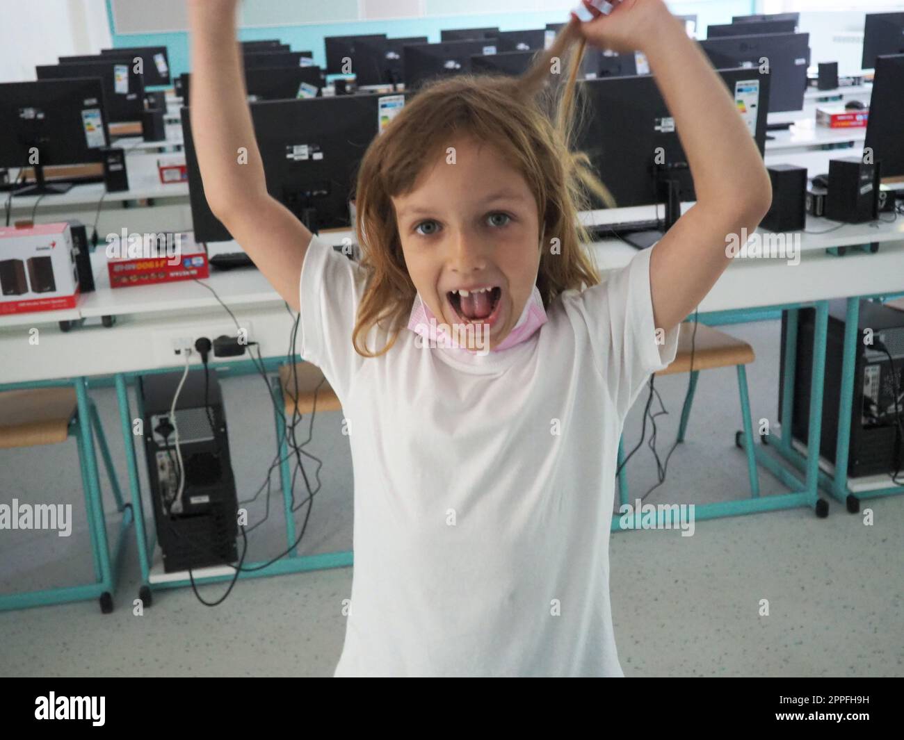 Sremska Mitrovica, Serbien, 15. Mai 2021 Computergruppe, die ordentlich in einem Computerlabor aufgestellt wurde. Computer, Monitore, Kabel im modernen Klassenzimmer der neuen Schule. Schreibtische für Schüler und Studenten Stockfoto