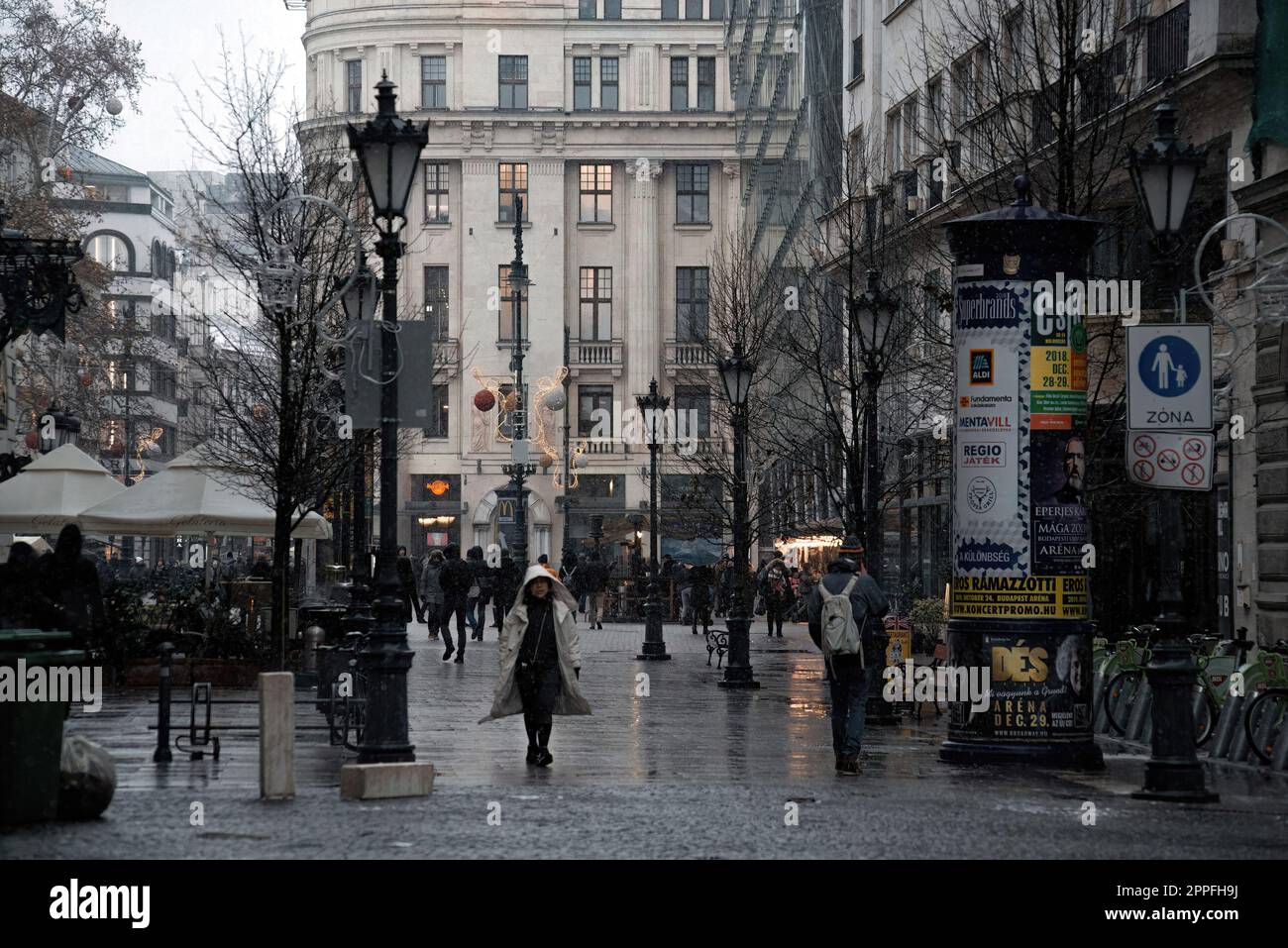 Budapest, Ungarn - 07. Januar 2019: Alte Stadtstraße an einem regnerischen Tag Stockfoto