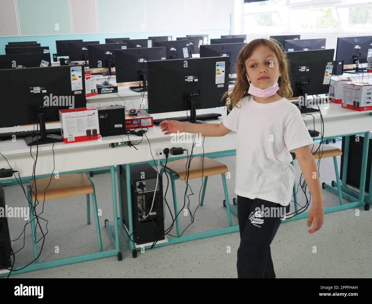 Sremska Mitrovica, Serbien, 15. Mai 2021 Computergruppe, die ordentlich in einem Computerlabor aufgestellt wurde. Computer, Monitore, Kabel im modernen Klassenzimmer der neuen Schule. Schreibtische für Schüler und Studenten Stockfoto