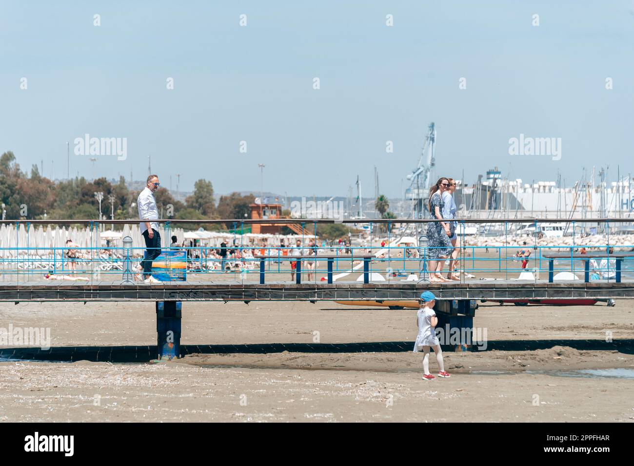 Larnaca, Zypern - 16. April 2022: Menschen, die am Strand von Finikoudes entlang spazieren Stockfoto