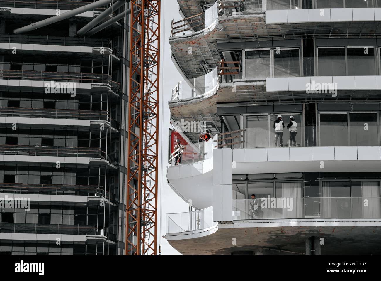 Limassol, Zypern - 07. Februar 2022: Trilogie Wohnungen direkt am Meer Baustelle Stockfoto