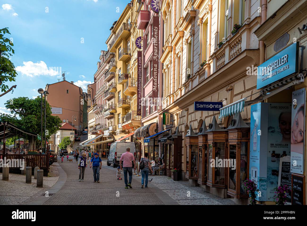 Karlsbad, Tschechische Republik - Mai 25 2017: Blick auf die Einkaufsstraße im Zentrum der Altstadt Stockfoto