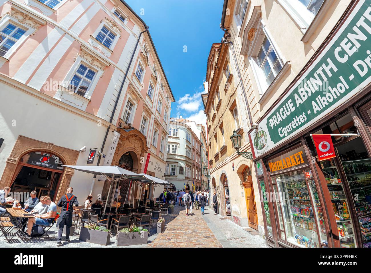 Prag, Tschechische Republik - 21. Mai 2017: Belebte Straße mit Cafés und Restaurants in der Prager Altstadt Stockfoto