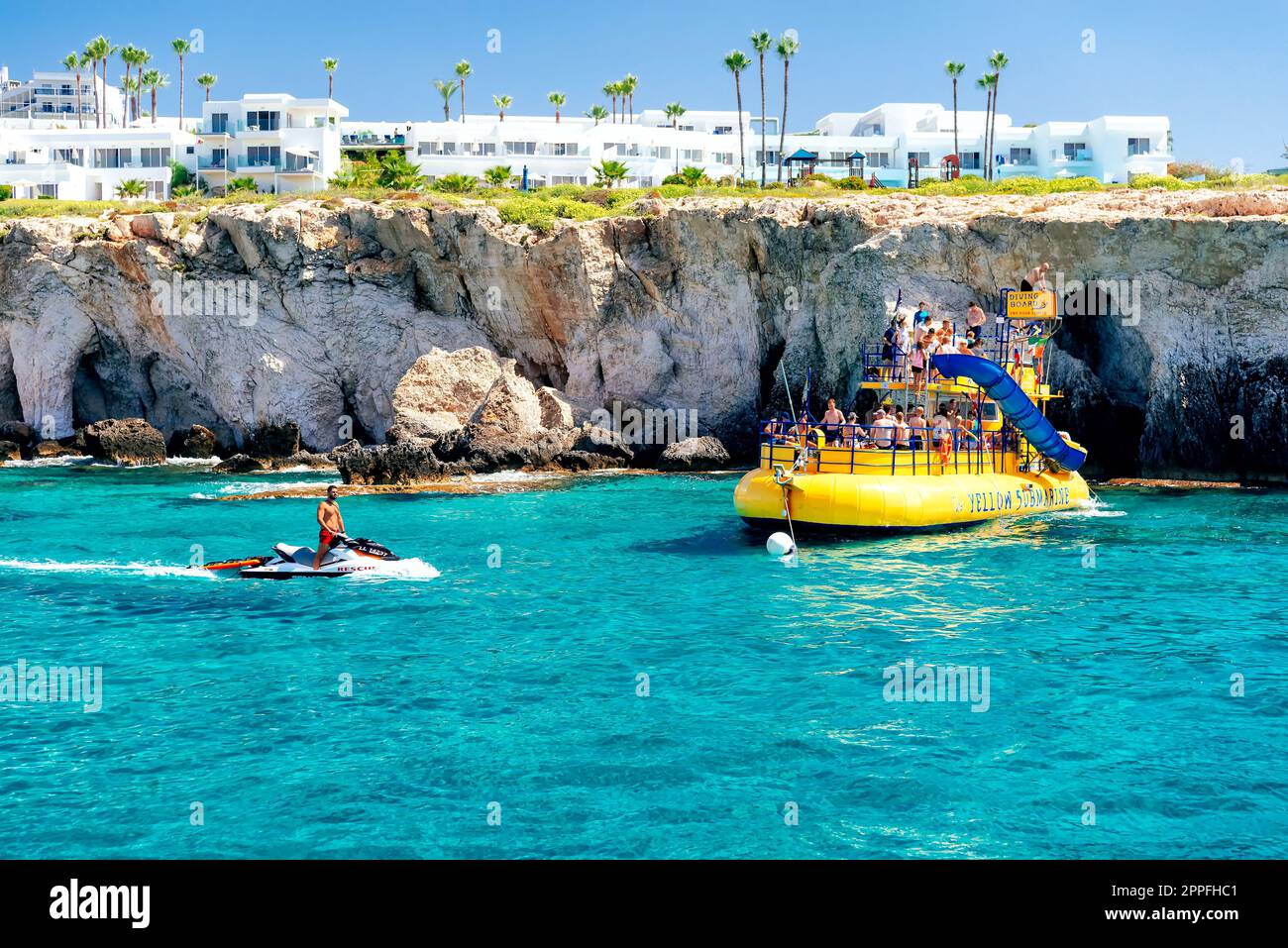 Ayia Napa, Zypern - 28. Juli 2019: Vergnügungsboote voller Touristen im Mittelmeer Stockfoto