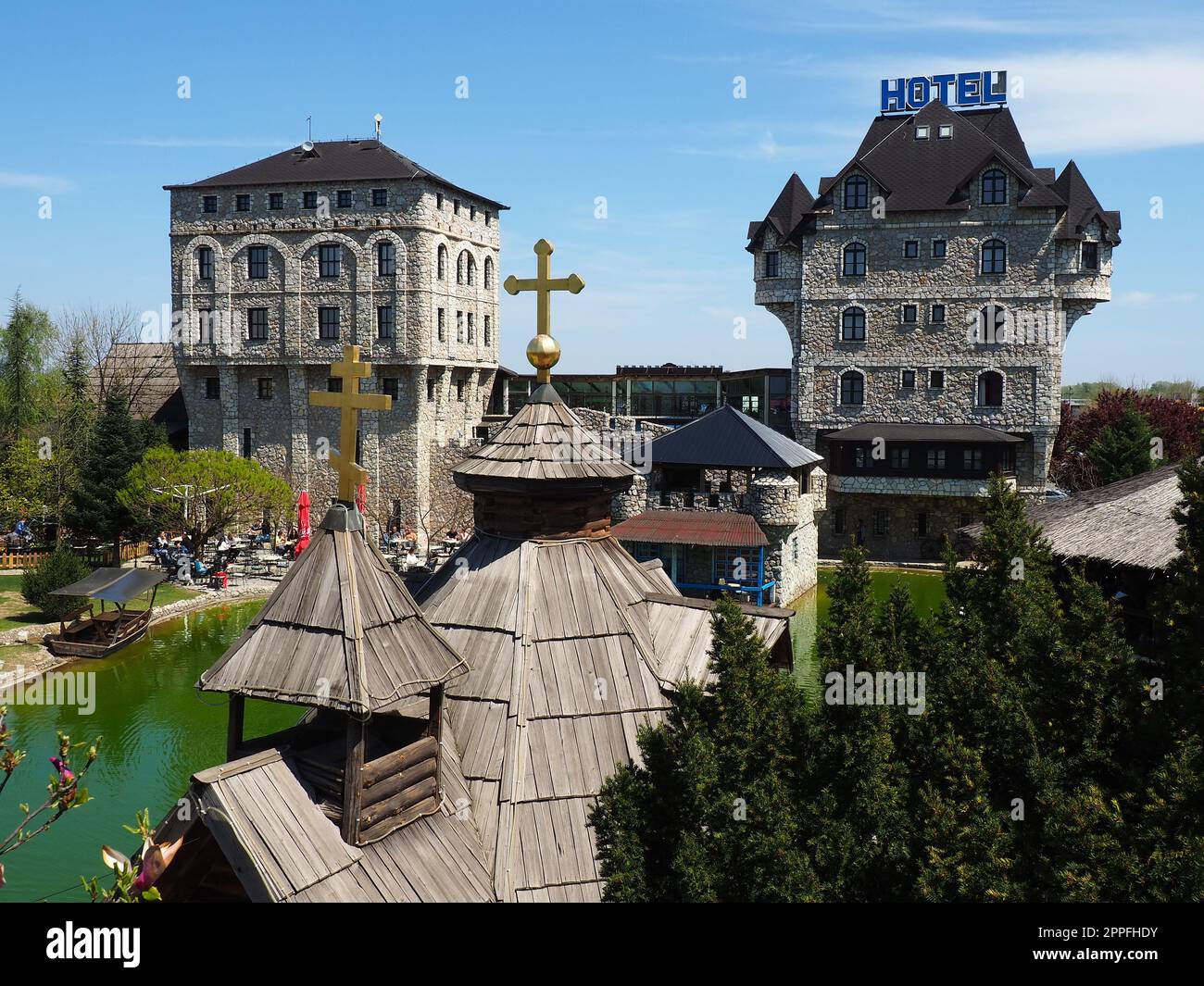 Stanisici, Bijelina, Republika Srpska, Bosnien und Herzegowina April25 2021 Ethno-Dorf, Tourismus und Sehenswürdigkeiten. Stein- und Holzgebäude des Hotels. Die Leute besuchen Restaurants, traditionelle Häuser Stockfoto