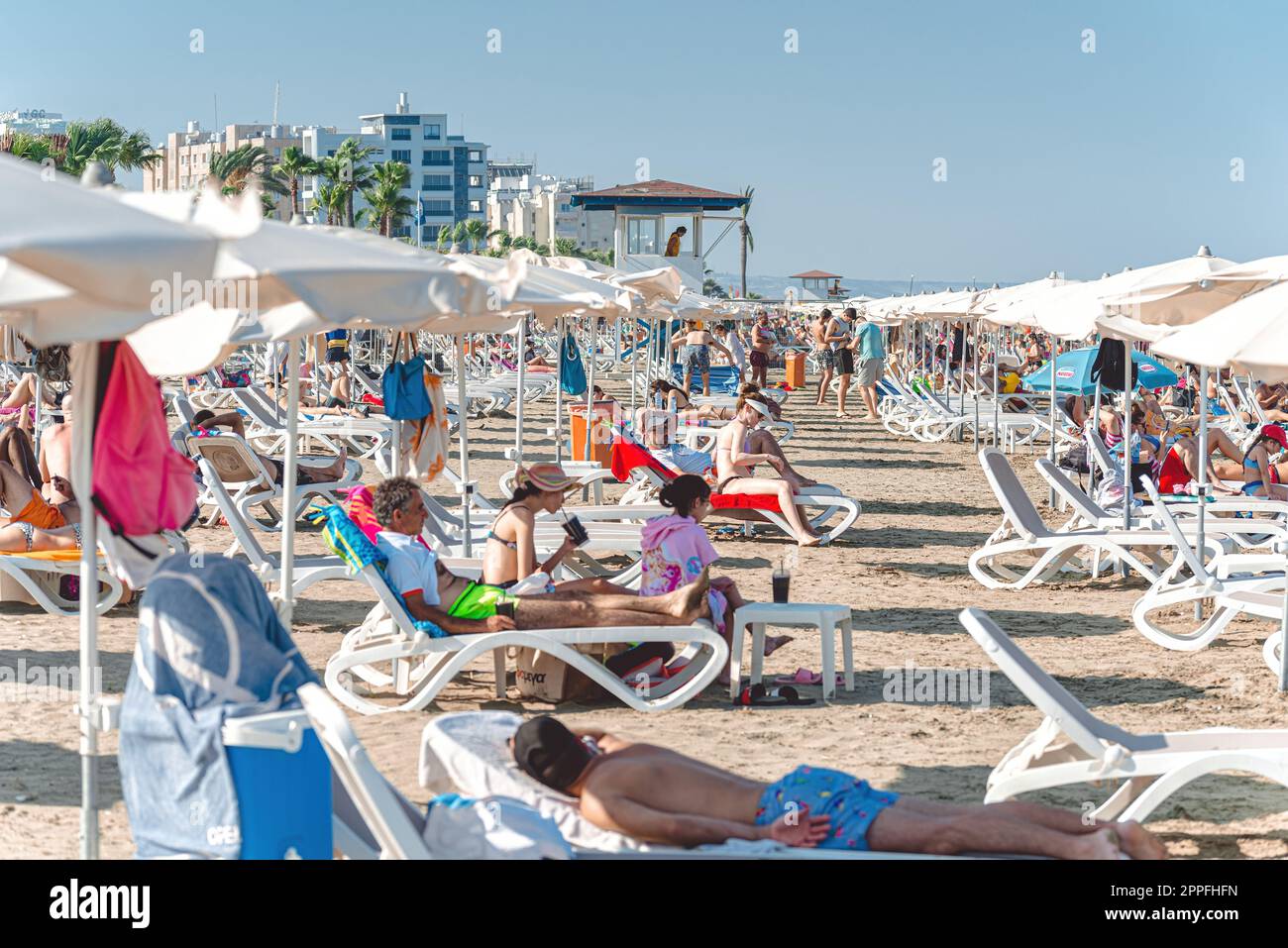 Larnaca, Zypern - 09. Juli 2022: Überfüllter Mackenzie-Strand mit Touristen Stockfoto