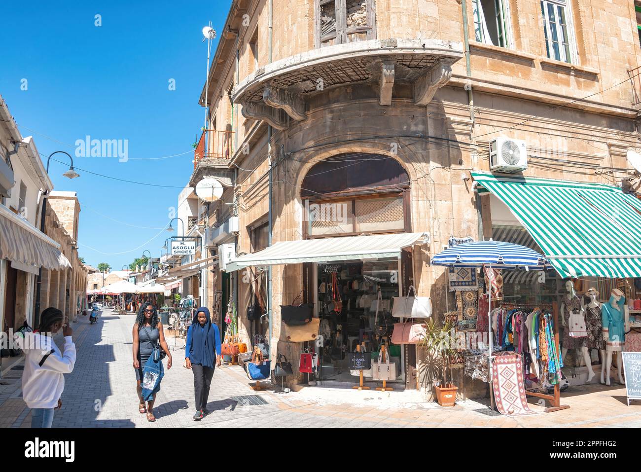 Nikosia, Zypern - 24. Oktober 2022: Ecke der Arasta Straße auf dem nördlichen besetzten Teil von Nikosia Stockfoto