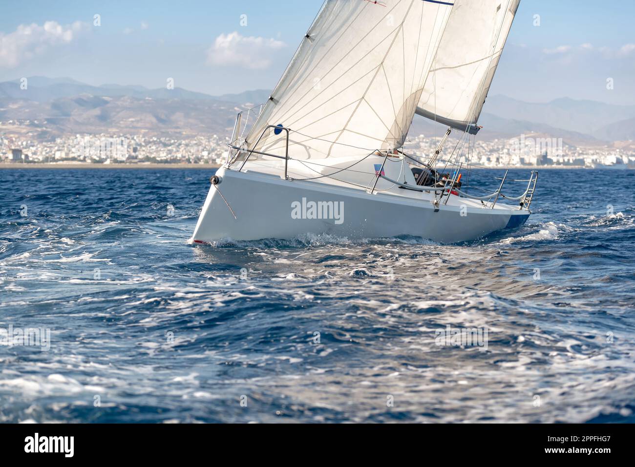 Segeln im Wind durch die Wellen Stockfoto