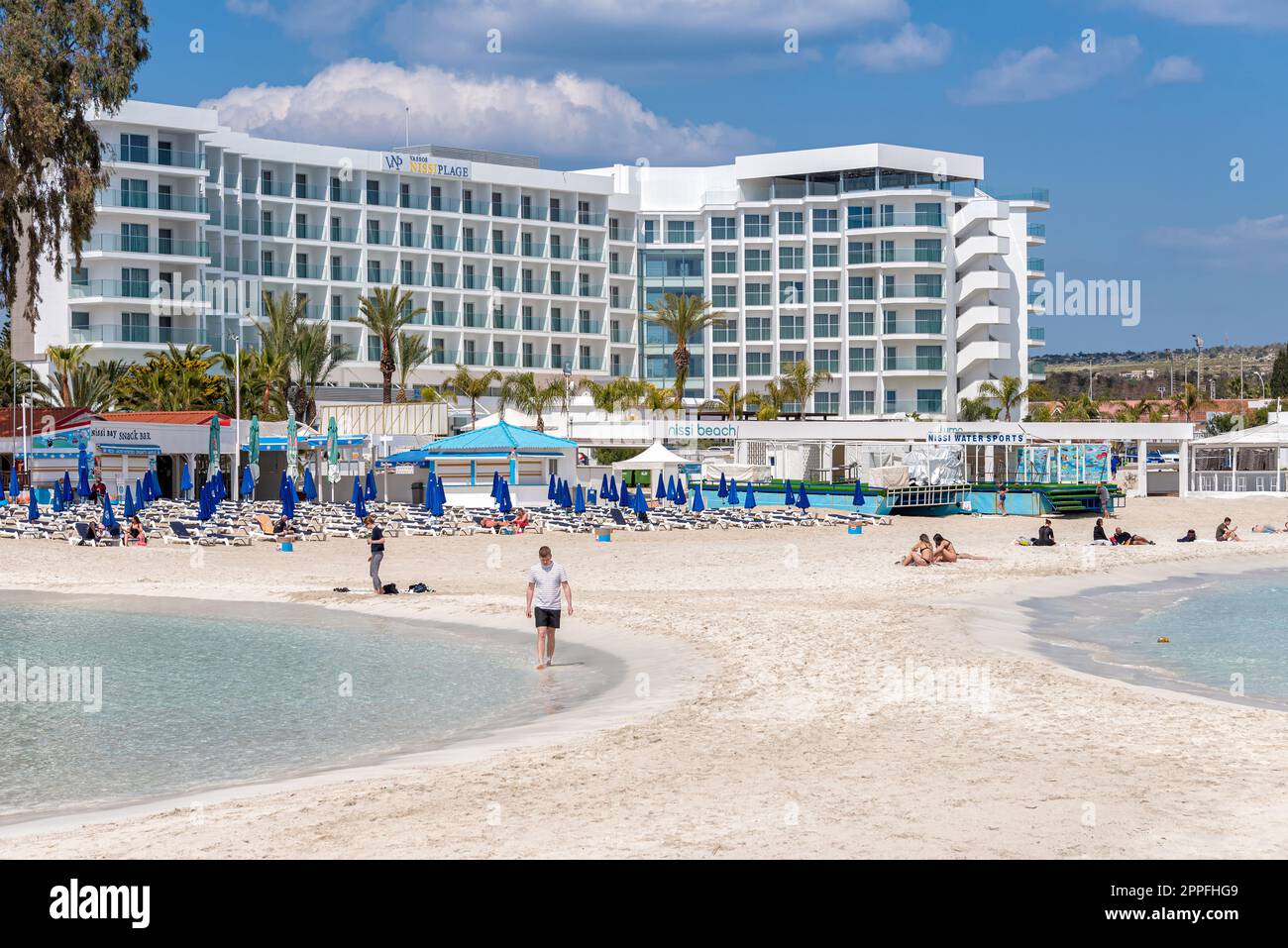 Ayia Napa, Zypern - 25. März 2022: Berühmter Nissi-Strand im Frühjahr, vor Beginn der Touristensaison Stockfoto